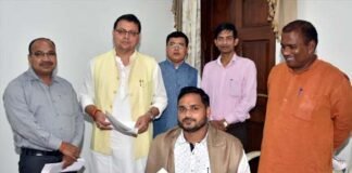दिव्यांग तैराक सत्येंद्र सिंह लोहिया ने मुख्यमंत्री धामी से की मुलाकात Divyang swimmer Satyendra Singh Lohia met Cm Dhami