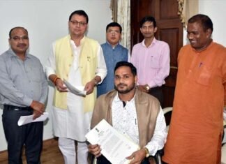 दिव्यांग तैराक सत्येंद्र सिंह लोहिया ने मुख्यमंत्री धामी से की मुलाकात Divyang swimmer Satyendra Singh Lohia met Cm Dhami
