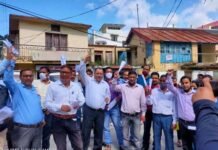 शिक्षकों एवं कर्मचारियों ने प्रदेशभर में गोल्डन कार्ड के विरोध में शासनादेश की प्रतियां जलाकर जताया विरोध Protest against the Golden Card across the state by burning copies of the mandate