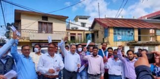 शिक्षकों एवं कर्मचारियों ने प्रदेशभर में गोल्डन कार्ड के विरोध में शासनादेश की प्रतियां जलाकर जताया विरोध Protest against the Golden Card across the state by burning copies of the mandate