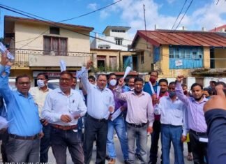 शिक्षकों एवं कर्मचारियों ने प्रदेशभर में गोल्डन कार्ड के विरोध में शासनादेश की प्रतियां जलाकर जताया विरोध Protest against the Golden Card across the state by burning copies of the mandate