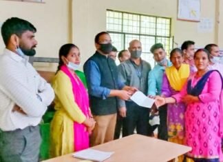 विकासखण्ड पोखड़ा में सीडीओ प्रशान्त आर्य की अध्यक्षता में आयोजित स्वरोजगार कैम्प में 11 स्वयं सहायता समूहों को दिए गए 46 लाख के सीसीएल ऋण स्वीकृति पत्र Self employment camp