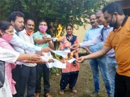 राजकीय शिक्षक संघ खिर्सू द्वारा गोल्डन कार्ड के शासनादेश का होली दहन Teachers-Association-Khirsu