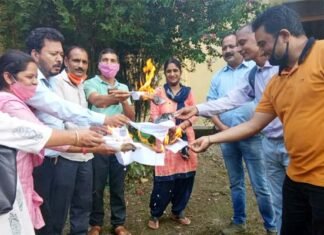 राजकीय शिक्षक संघ खिर्सू द्वारा गोल्डन कार्ड के शासनादेश का होली दहन Teachers-Association-Khirsu
