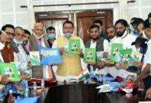 मुख्यमंत्री ने किया ‘‘बीज बम अभियान’’ तथा ‘‘गढ़ भोज’’ अभियान पुस्तकों का लोकार्पण bij-bam-garh-bhoj-book