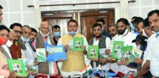मुख्यमंत्री ने किया ‘‘बीज बम अभियान’’ तथा ‘‘गढ़ भोज’’ अभियान पुस्तकों का लोकार्पण bij-bam-garh-bhoj-book