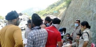 पौड़ी जनपद पुलिस द्वारा चारधाम यात्रा के दृष्टिगत बैरियरों पर की जा रही सघन चैकिंग char-dham-yatra-checking