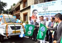 मुख्यमंत्री धामी ने उत्तराखण्ड ग्रामीण बैंक की एटीएम युक्त वित्तीय साक्षरता वाहनों का किया फ्लैग ऑफ cm dhami flagged off the financial literacy vehicles of uttarakhand gramin bank with atm