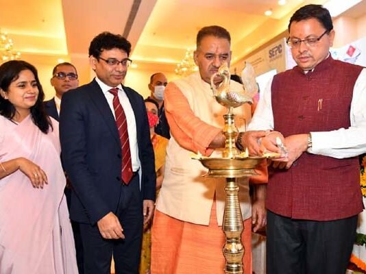 मुख्यमंत्री ने उद्योग विभाग द्वारा आयोजित वाणिज्य उत्सव का शुभारम्भ कर स्टॉलों का किया निरीक्षण Chief Minister inspected the stalls after inaugurating the commerce festival