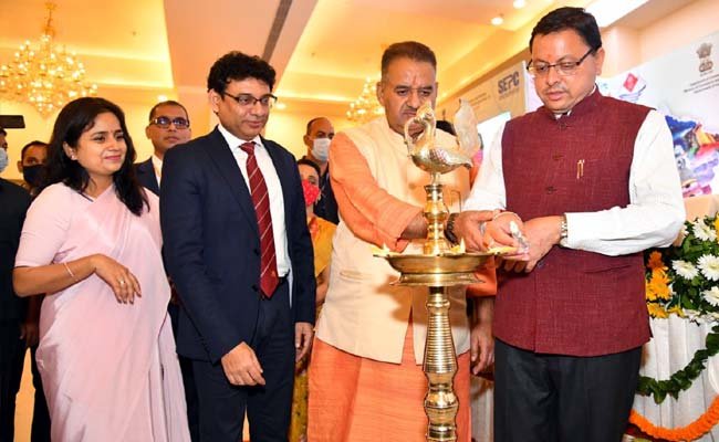 cm-dhami Chief Minister inspected the stalls after inaugurating the commerce festival