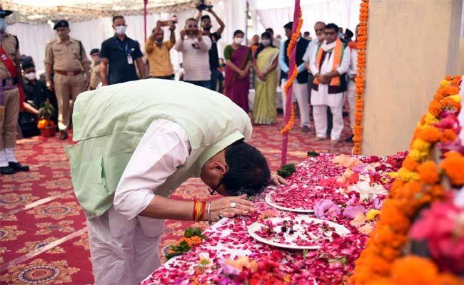 मुख्यमंत्री पुष्कर सिंह धामी ने खटीमा में शहीद राज्य आंदोलनकारियों को श्रद्धांजलि  दी - Devbhoomisamvad.com
