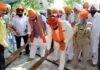 उत्तराखंड : राज्यपाल गुरमीत सिंह एवं मुख्यमंत्री धामी ने गुरूद्वारा साहिब नानकमत्ता में टेका मत्था , झाड़ू लगाकर की सेवा