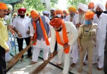 उत्तराखंड : राज्यपाल गुरमीत सिंह एवं मुख्यमंत्री धामी ने गुरूद्वारा साहिब नानकमत्ता में टेका मत्था , झाड़ू लगाकर की सेवा