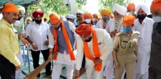 उत्तराखंड : राज्यपाल गुरमीत सिंह एवं मुख्यमंत्री धामी ने गुरूद्वारा साहिब नानकमत्ता में टेका मत्था , झाड़ू लगाकर की सेवा