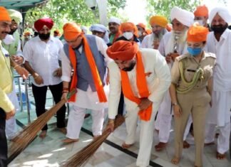 उत्तराखंड : राज्यपाल गुरमीत सिंह एवं मुख्यमंत्री धामी ने गुरूद्वारा साहिब नानकमत्ता में टेका मत्था , झाड़ू लगाकर की सेवा