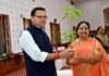 राज्यपाल बेबी रानी मौर्य के सम्मान में आयोजित विदाई समारोह में मुख्यमंत्री धामी ने उन्हें पौधा भेंट कर किया सम्मानित