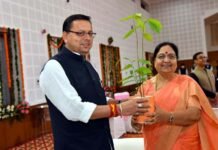 राज्यपाल बेबी रानी मौर्य के सम्मान में आयोजित विदाई समारोह में मुख्यमंत्री धामी ने उन्हें पौधा भेंट कर किया सम्मानित