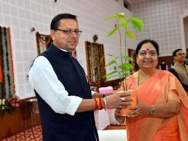 राज्यपाल बेबी रानी मौर्य के सम्मान में आयोजित विदाई समारोह में मुख्यमंत्री धामी ने उन्हें पौधा भेंट कर किया सम्मानित