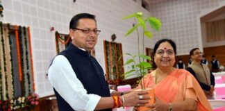 राज्यपाल बेबी रानी मौर्य के सम्मान में आयोजित विदाई समारोह में मुख्यमंत्री धामी ने उन्हें पौधा भेंट कर किया सम्मानित