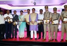 मुख्यमंत्री धामी ने कोरोना योद्धाओं को किया सम्मानित Chief Minister Dhami honored the Corona warriors