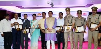 मुख्यमंत्री धामी ने कोरोना योद्धाओं को किया सम्मानित Chief Minister Dhami honored the Corona warriors