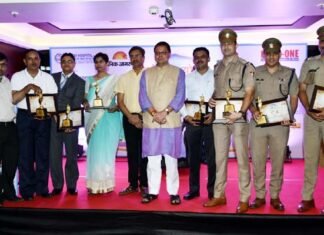 मुख्यमंत्री धामी ने कोरोना योद्धाओं को किया सम्मानित Chief Minister Dhami honored the Corona warriors