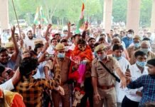 टोक्यो पैरालंपिक में सिल्वर मेडल जीतकर लौटे, डीएम सुहास एलवाई का ग्रेटर नोएडा कलेक्ट्रेट ऑफिस में ज़ोरदार स्वागत dm-suhas-LY