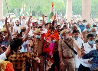 टोक्यो पैरालंपिक में सिल्वर मेडल जीतकर लौटे, डीएम सुहास एलवाई का ग्रेटर नोएडा कलेक्ट्रेट ऑफिस में ज़ोरदार स्वागत dm-suhas-LY