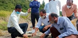 पौड़ी डीएम डॉ. विजय कुमार जोगदण्डे ने ग्राम सभा रछुली पहुंचकर धान की फसल की कटाई, मड़ाई का लिया जायजा