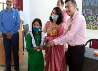 जीआईसी डांगचौरा में आयोजित प्रवेशोत्सव कार्यक्रम में नये छात्र-छात्राओं को किया गया सम्मानित entrance-ceremony-for new-students