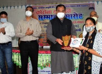 कोरोना वारियर्स को सम्मानित करते हुए कैबिनेट मंत्री डॉ. हरक सिंह रावत बोले, कोरोना राष्ट्र के लिए बहुत बड़ी विपत्ति corona-warriors