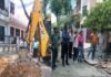 ग्रेटर नोएडा : प्राधिकरण ने सेक्टरों में नालियों पर बने अवैध रैंप तोड़े, नालियां कवर कर लेने से सेक्टरों में जलभराव होने के कारण की गई कार्रवाई illegal ramps built on drains