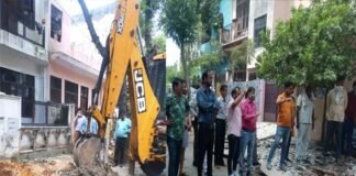 ग्रेटर नोएडा : प्राधिकरण ने सेक्टरों में नालियों पर बने अवैध रैंप तोड़े, नालियां कवर कर लेने से सेक्टरों में जलभराव होने के कारण की गई कार्रवाई illegal ramps built on drains