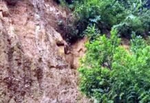 देहरादून के डाट काली सुरंग के पास भूस्खलन, अचानक पहाड़ी से सड़क पर गिरे मलबे में दबे बाइक सवार दो युवक landsliding-dat-kali-tunnel