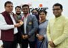 मुख्यमंत्री पुष्कर सिंह धामी ने टोक्यो पैरालंपिक कांस्य पदक विजेता मनोज सरकार को शॉल ओढ़ाकर किया सम्मानित