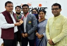 मुख्यमंत्री पुष्कर सिंह धामी ने टोक्यो पैरालंपिक कांस्य पदक विजेता मनोज सरकार को शॉल ओढ़ाकर किया सम्मानित