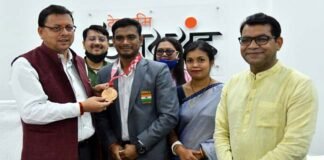 मुख्यमंत्री पुष्कर सिंह धामी ने टोक्यो पैरालंपिक कांस्य पदक विजेता मनोज सरकार को शॉल ओढ़ाकर किया सम्मानित
