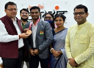 मुख्यमंत्री पुष्कर सिंह धामी ने टोक्यो पैरालंपिक कांस्य पदक विजेता मनोज सरकार को शॉल ओढ़ाकर किया सम्मानित