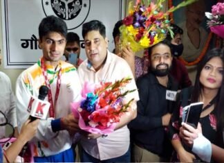 टोक्यो पैरालंपिक से सिल्वर मेडल जीतकर लौटे, नोएडा डीएम सुहास एलवाई का ज़ोरदार स्वागत noida-dm-suhas-ly