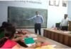 पौड़ी डीएम ने अध्यापकों को बताया ब्लैक बोर्ड पर शब्दों को लिखने का तरीका Pauri DM told the teachers how to write words on the black board