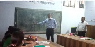पौड़ी डीएम ने अध्यापकों को बताया ब्लैक बोर्ड पर शब्दों को लिखने का तरीका Pauri DM told the teachers how to write words on the black board