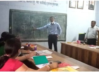 पौड़ी डीएम ने अध्यापकों को बताया ब्लैक बोर्ड पर शब्दों को लिखने का तरीका Pauri DM told the teachers how to write words on the black board