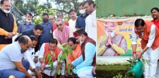 मुख्यमंत्री धामी ने प्रधानमंत्री नरेन्द्र मोदी के जन्म दिवस पर मुख्यमंत्री आवास में किया वृक्षारोपण cm Dhami planted a tree at the cm residence on the birthday of pm Modi
