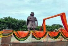 नहीं थम रहा विवाद : सम्राट मिहिर भोज की प्रतिमा के शिलापट से गुर्जर शब्द हटाए जाने से युवाओं में आक्रोश statue-of-mihir-bhoj-was-covered