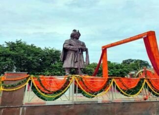 नहीं थम रहा विवाद : सम्राट मिहिर भोज की प्रतिमा के शिलापट से गुर्जर शब्द हटाए जाने से युवाओं में आक्रोश statue-of-mihir-bhoj-was-covered