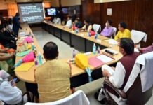 मुख्यमंत्री पुष्कर धामी ने श्रीनगर मेडिकल कॉलेज की समीक्षा बैठक के दौरान कॉलेज के विकास कार्यों के लिए 15 करोड़ की डीपीआर स्वीकृत की