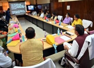 मुख्यमंत्री पुष्कर धामी ने श्रीनगर मेडिकल कॉलेज की समीक्षा बैठक के दौरान कॉलेज के विकास कार्यों के लिए 15 करोड़ की डीपीआर स्वीकृत की