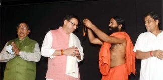 मुख्यमंत्री पुष्कर सिंह धामी ने पतंजलि अनुसंधान संस्थान में स्वामी रामदेव एवं आचार्य बालकृष्ण से की शिष्टाचार भेंट swami-ram-dev-with-CM-dhami
