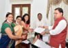 आंगनबाड़ी कार्यकत्रियों के हित में जल्द लिया जाएगा फैसला : सीएम धामी Anganwadi-workers-with-CM-Dhami