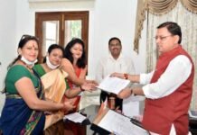 आंगनबाड़ी कार्यकत्रियों के हित में जल्द लिया जाएगा फैसला : सीएम धामी Anganwadi-workers-with-CM-Dhami